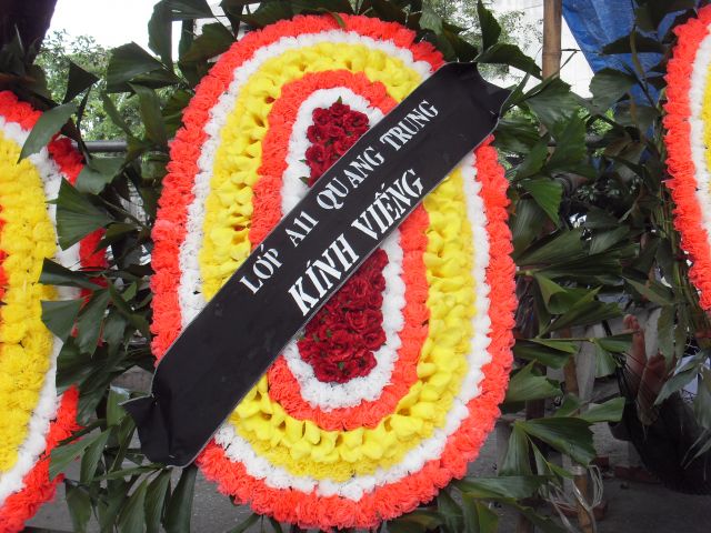 vòng hoa viếng tại nhà tang lễ 103