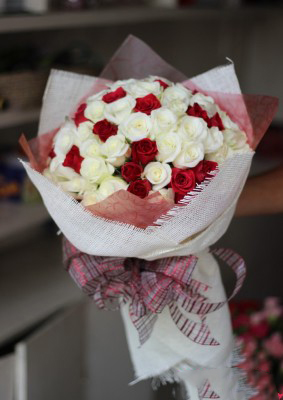 Bó hoa hồng đỏ trắng